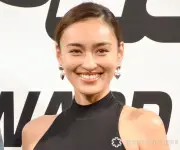 長谷川潤、13歳長女との顔出し親子2ショットに「脚長過ぎ」「スタイル抜群」の声