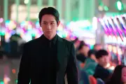 チョン・ヘイン、『恋は飴模様』スーツ姿のオフショット公開「手が血まみれ」の声も