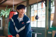 チョン・ヘイン、『恋は飴模様』オフショット公開 流血&笑顔の姿に反響