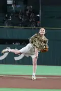 橋本環奈、河了貂の蓑姿で始球式「成果としては100点」