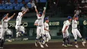 健大高崎、夏初のベスト4進出 小学2年生の特注ユニホーム応援も話題