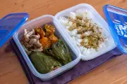 新生活のお弁当に！包丁いらずレンジで3品同時調理 料理研究家ちはる氏監修ピーマン肉詰め弁当レシピを紹介