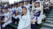 熱中症対策に冷感ポンチョや氷水ミスト…甲子園アルプス席の応援団も工夫