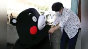 くまモン、19日ぶり活動再開 氷川町の避難所で交流