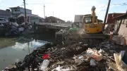 熊本地震から1カ月、猛暑の被災地で解体進む 避難生活続く人々