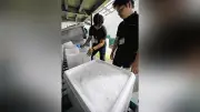 炎天下で避難や片付けをする熊本地震の被災者に、熊本市の熊本大同青果が氷を無償配布「我々が恩返しをする番だ」