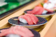 「くら寿司」閉店間際の「ネタ大量盛りサービス」誤解と炎上　4000万回拡散された「神対応」の深層