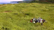 択捉島でロシア人ハンターがクマ警戒、日本人墓地で慰霊祭　北方領土墓参団