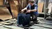 黒羽藍染8代目、現代の暮らしに溶け込む藍染めスニーカーを制作 栃木県大田原市