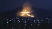 京都五山送り火、震災・豪雨の犠牲者に黙とう 古都の夜空に「大」の字