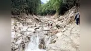 安曇野の土石流で400人孤立、仮設橋で一部下山