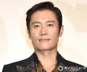 イ・ビョンホン＆イ・ミンジョン、2歳長女がぬいぐるみとおしゃべりする近影公開