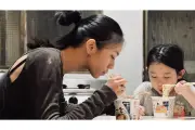 『左利きの少女』左利きの日に“左づかい”映像＆場面写真公開