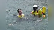 ライフジャケット正しい着用、バックル締めずに飛び込むと…体験会で実感
