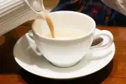 リプトン公式がかき氷機いらずのミルクティー氷レシピ公開、保存袋でもみほぐすだけ