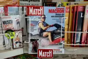 マクロン仏大統領の水上バイク写真に左派野党が猛反発、庶民感覚との乖離を批判