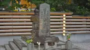 将門塚によじ登り動画配信、男性が謝罪　不敬避けてきた場所…国税庁HPも「たたりの噂」