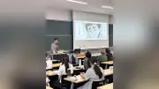 不登校の漫画家・棚園正一さん、京都橘大で特別講義 「道は選び直せる」と語る