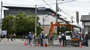 京都水族館近くでマンホール陥没、道路に70センチの穴、地下に3メートル空洞
