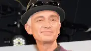 マーク・パンサー、亡き父のモノクロ写真公開「お盆の朝、父ちゃんの夢を見たんよ」
