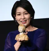 松たか子、自身がモデルの彫刻に大喜び YouTuber風紹介も