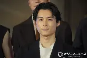 映画『白鳥とコウモリ』オープニングセレモニーに松村北斗＆今田美桜が登壇、先月死去の東野圭吾さんへの想い語る
