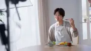 松下洸平、エプロン姿で華麗な包丁さばき披露「きゅうりのキューちゃん」新CMに出演