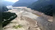 御母衣ダム干上がる 深刻な渇水で旧集落が姿現す