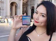ほぼ正方形のAIスマホ「MindOne」、4インチ画面と回転カメラを搭載