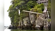 高さ7メートルの棹から琵琶湖へ飛び込む修行 平安時代から続く「伊崎の棹飛び」 修行僧12人が被災地の復興願う