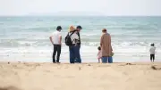 3世代旅行の集合写真に違和感…夫にベッタリな姑を見せつけられた30代女性の複雑な本音