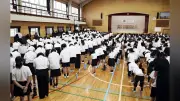 長崎・城山小で９００回目の平和祈念式、犠牲の１５００人に黙とう