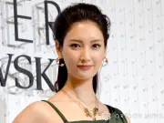 菜々緒、『週刊文春』グラビアで美脚披露 反響「脚がキレイ」
