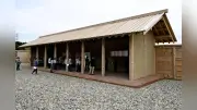 奈良時代の郡役所中心施設「郡庁院」が南相馬市の泉官衙遺跡に復元完成 夏休みの親子連れらで一般公開初日ににぎわう
