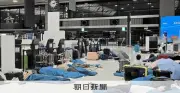 成田空港が大雨で「陸の孤島」に、最大7千人滞留 寝袋や水配布