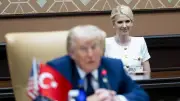 トランプ大統領の最側近ナタリー・ハープとは何者か、35歳の門番役に注目