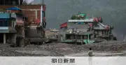 ネパール・中国土石流、被害9万人超に 救助活動は難航