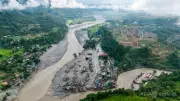 ネパール土石流、水力発電所坑道に送気管挿入 100人超閉じ込めか