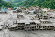 ネパール・チベット洪水、氷河崩落が原因か 専門家が見解