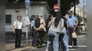 「止まれ」理解できず事故死か、日本語学校長が啓発強化…英語併記切り替え進む