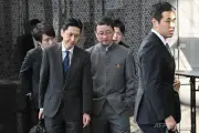 中国の劉新大使が豪州に着任、バスで移動し一般人と交流