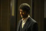 「VIVANT」第15話、野崎の微笑む新場面写真公開 相手の人物は？