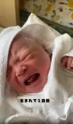 生後翌日の“オンギャー”動画に2.8万いいね、アルビノの娘を発信する母の思い