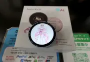 通勤バッグのBluetoothアイテム「Niji Badge」が話題に：画像を表示できる丸型バッジ