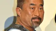 角田信朗、『ちいかわ』島二郎ポーズ再現にネット騒然「そっくり」「首の角度も完璧」