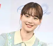のん、「パーマ取れてきたのでかけ直した」新ヘアの私服ショット公開に絶賛の声