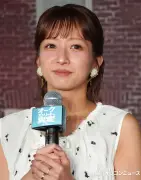 辻希美、全長8メートルのティラノサウルスに涙 公開直前イベントで恐怖の一幕