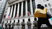 NY株反発、517ドル高 米景気指標受け買い優勢 ナスダックも上昇