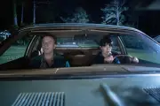 『オークストリートの異変』本編映像公開、アン・ハサウェイが恐竜と死闘