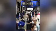 帰省ラッシュ本格化、JR熊本駅に被災地へ向かう人やボランティアの姿